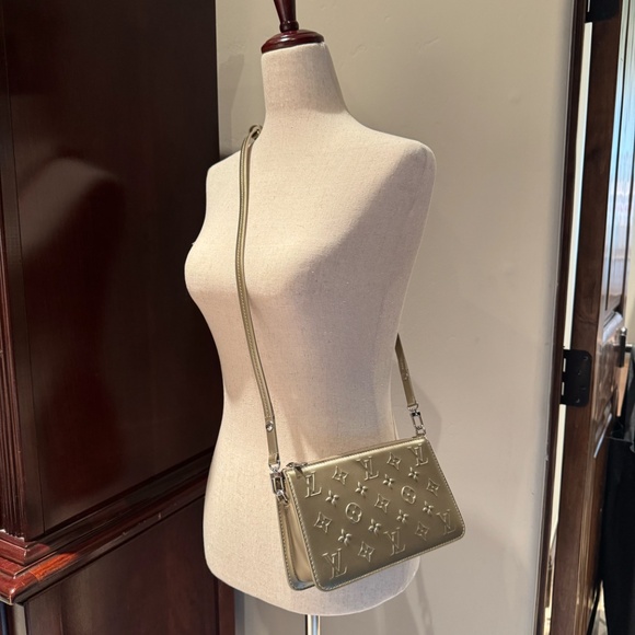 Louis Vuitton Lexington Pouch Debossed Monogram RARE with 2 Detachable Straps - Picture 7 of 14